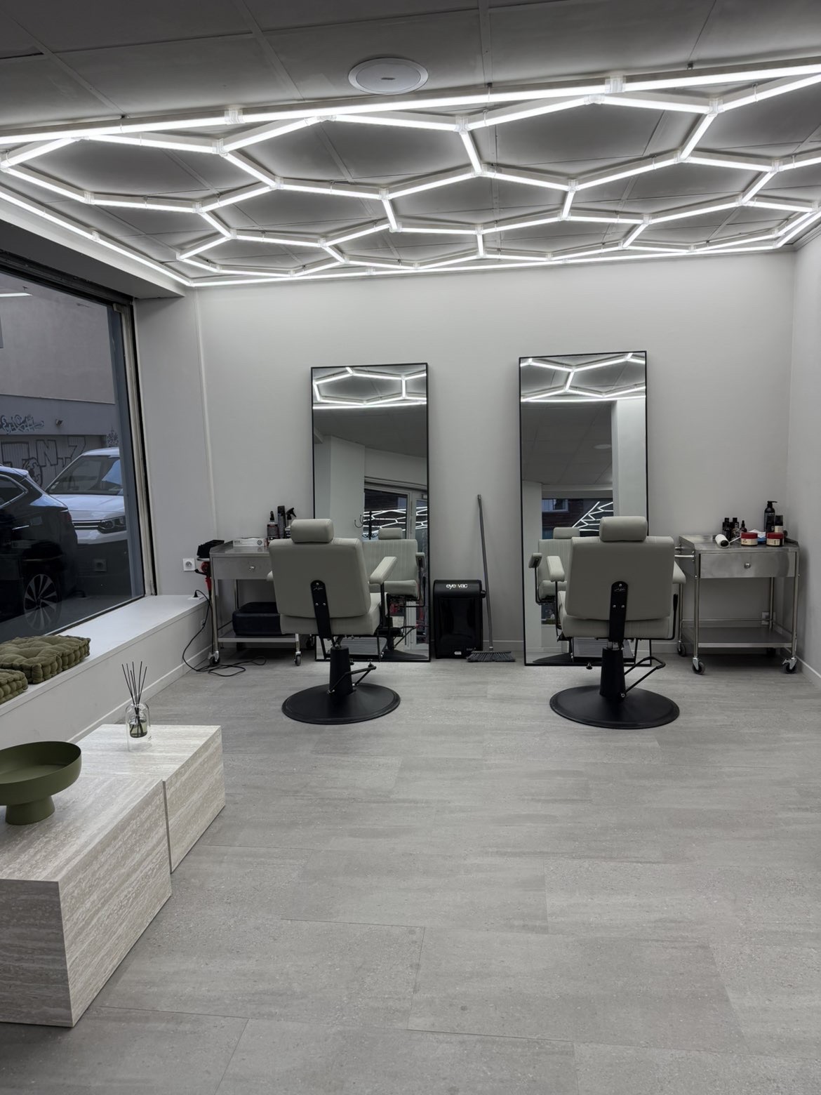 Intérieur du barber Boys 2 Men Annemasse — fauteuils et plafond LED hexagonal